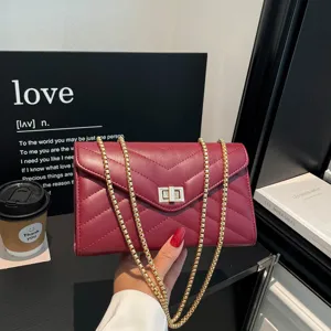 Bequeme gesteppte Umhängetasche mit Kette für Damen, stilvolle kleine Handtasche elegant.