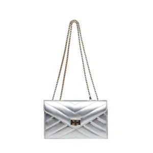 Silberne Kettentasche Damen, schicke gesteppte Umhängetasche, elegante kleine Handtasche.
