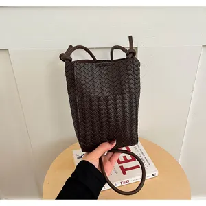 Autumn new woven PU leather crossbody bag for women, stylish small mobile phone shoulder bag.