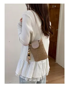 Elegante bolso de hombro de paja para mujer con solapa de PU beige y borla de cuentas.