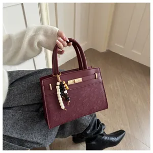 Burgunderrote Handtasche für Damen, elegante Henkeltasche mit Anhänger für den Alltag chic.