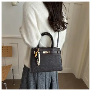 Detailansicht einer schicken braunen Damentasche, stylische Freizeithandtasche für Pendler.