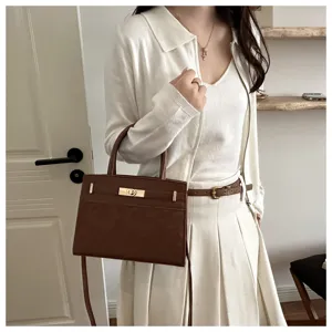 Elegante braune Leder Handtasche für Damen, stilvolle Umhängetasche für den Alltag.
