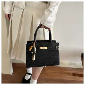 Modische Damen Handtasche Pendler Umhängetasche mit elegantem Metallverschluss.