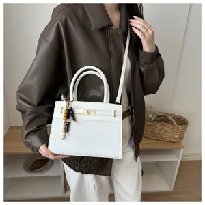 Elegante weiße Handtasche Umhängetasche für Damen, schicke Freizeittasche mit Anhänger.