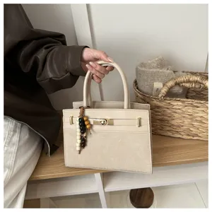 Minimalistische Damen Umhängetasche, lässige Handtasche mit Griff und Drehverschluss neu.