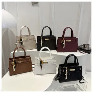Elegante Damen Handtasche und Umhängetasche mit Drehverschluss und stilvollem Perlenanhänger.