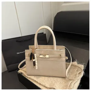 Elegante Damen Umhängetasche in Beige schlichte Handtasche mit Griff und Anhänger Detail