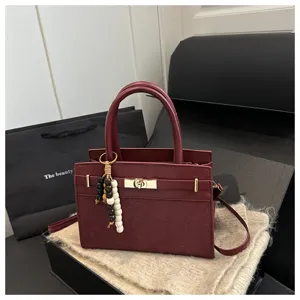 Bequeme burgunderrote Damen Henkeltasche Umhängetasche für elegante Herbst Bürolooks.