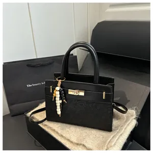 Schwarze minimalistische Damen Umhängetasche, elegante Handtasche mit edlem Spitzenmuster.