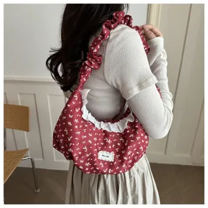 Borsa a tracolla plissettata floreale rossa con bordo in pizzo bianco e volant, borsa casual chic.