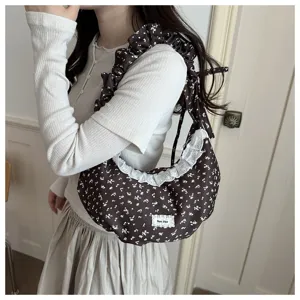 Borsa a tracolla hobo floreale marrone con dettagli chic in pizzo e tracolla con volant.