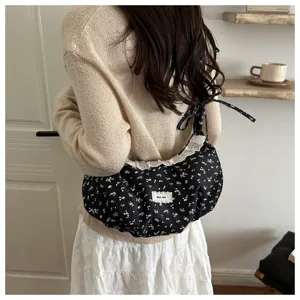 Borsa a tracolla plissettata floreale nera chic con delicato bordo in pizzo e bel fiocco.