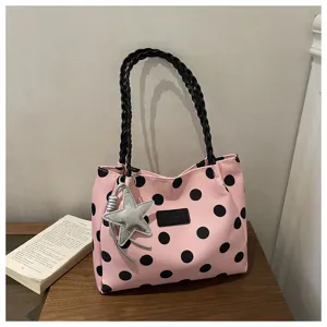 Borsa tote in tela a pois rosa con manico intrecciato nero e ciondolo a stella chic.