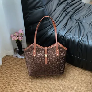 Chique bruine shopper tas met monogram, lederen handvatten en metalen slot voor dagelijks.
