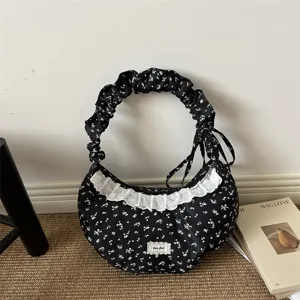Borsa a tracolla nera con stampa floreale, cinturino arricciato e raffinato bordo in pizzo.
