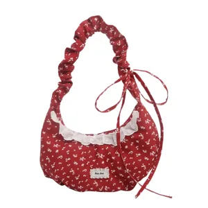 Borsa a tracolla floreale rossa da donna con grazioso bordo in pizzo e design chic.