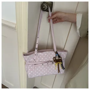 Borsa a spalla rosa a pois da donna, borsa casual con ciondolo a forma di orsetto e manico.