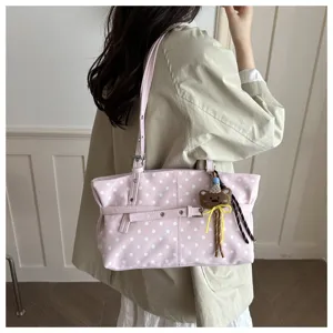 Borsa a tracolla rosa a pois da donna, elegante shopper casual con ciondolo a orsetto.
