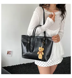 Grande borsa tote nera in pelle PU con ciondolo a forma di orsetto, stile minimalista da lavoro.