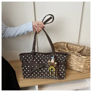 Borsa a tracolla marrone a pois, borsa in pelle PU casual con simpatico ciondolo orsetto.