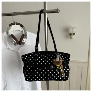 Elegante borsa a tracolla shopper a pois neri e bianchi con grazioso ciondolo orsetto.