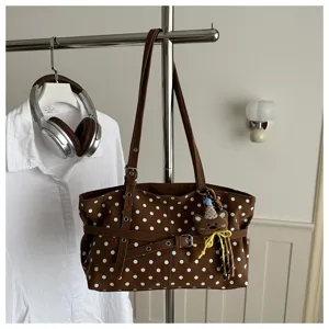Borsa a tracolla marrone a pois da donna, elegante shopper casual con grazioso ciondolo orsetto.