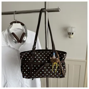 Borsa a tracolla marrone a pois in dettaglio, borsa casual con grazioso ciondolo a orsetto.