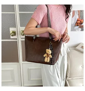 Grande borsa tote marrone da donna, elegante borsa a spalla minimalista per autunno e lavoro.