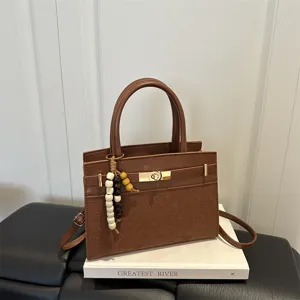 Damen Urban Schlicht PU Leder Umhängetasche Mode Ziernähte Pendler Handtasche Mit Perlenanhänger Kleine Quadratische Tasche