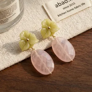 Orecchini pendenti in quarzo rosa artigianali con fiori verdi intagliati e finitura oro.