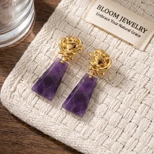 Squisiti orecchini con rosa dorata e pietra viola, design di lusso di nicchia per donne dettaglio.