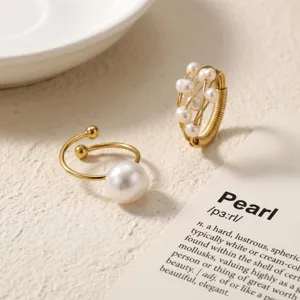 Gros plan détail de bague perle d'eau douce délicate, design doré élégant pour femmes.