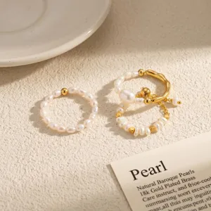 Gros plan d'une bague en perles d'eau douce naturelles avec laiton plaque or 18k, chic.