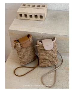 Vista detallada de pequeños bolsos cruzados de mimbre con solapa de cuero muy elegantes.