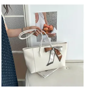 Elegante borsa a tracolla in pelle bianca con fiocco chic per ogni occasione casual.