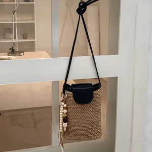 Bolso cruzado tejido elegante con solapa de cuero negro y colgante de cuentas