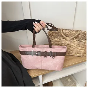 Elegante bolso de hombro rosa con asa marrón y hebilla, bolso retro casual versátil.