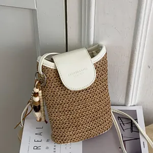 Bolso bandolera de paja tejida para mujer, elegante bolso de hombro vintage con solapa blanca.