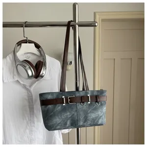 Bolso de hombro gris vintage para mujer, bolso de mano retro con hebilla de cinturón y doble asa.