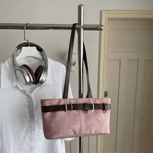 Elegante bolso de hombro rosa para mujer, bolso retro con hebilla elegante y chic.