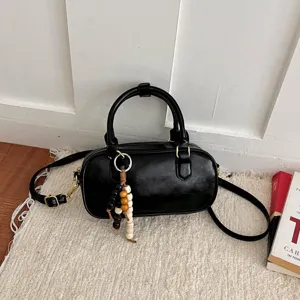 Bolso Cruzado de Cuero PU Minimalista Coreano Para Mujeres Bolso de Hombro Bowling Vintage Bolso de Mano Casual Conmutación Con Colgante Cuentas