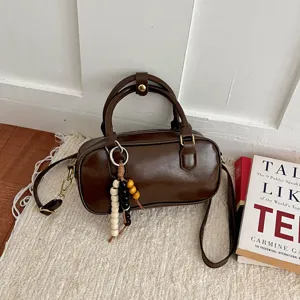 Bolso tipo bowling de cuero marrón oscuro, elegante bolso de hombro vintage con abalorios.
