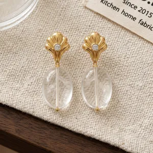 Squisiti orecchini pendenti in cristallo naturale con perno dorato chic per donne.