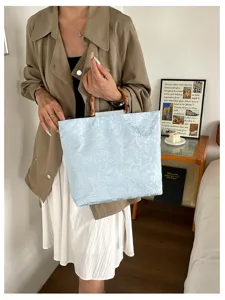 Élégant sac à main bleu clair avec poignée en bambou et magnifique motif floral vintage