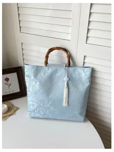 Nouveau sac cabas bleu style chinois avec poignée en bambou et élégant pompon blanc pour femme.