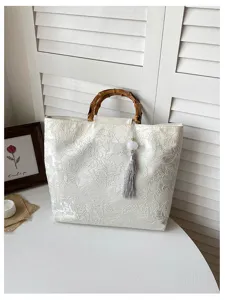 Sac cabas blanc de style chinois avec poignée en bambou et broderie florale élégante chic.