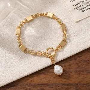 Elegante bracciale in vera perla d'acqua dolce con catena geometrica placcata in oro.
