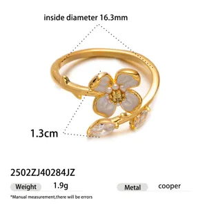 Dettaglio anello aperto floreale vintage francese, anello sottile in zircone dorato