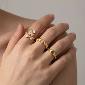 Set di anelli vintage francesi eleganti con design floreale in zircone e smeraldo.